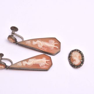 PAR ÖRHÄNGEN SILVER M SNÄCK-CAMÉER (SIGNERADE PÅ BAKSIDAN) 4,5CM, SKRUVLÅS, ITALIENSKA STÄMPLAR + HÄNGE SILVER M SNÄCK-CAMÉ & MARKASITER, 2,3CM INKL ÖGLAN (OLÄSLIGA STÄMPLAR)