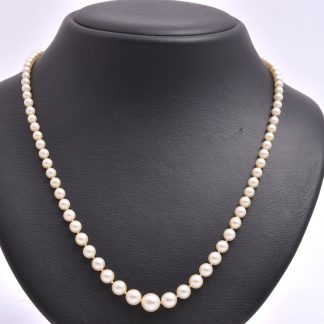 PÄRLCOLLIER 55CM, DOSERAT (3,0-7,5MM) M LÅS I RÖTT & VITT GULD M PÄRLA