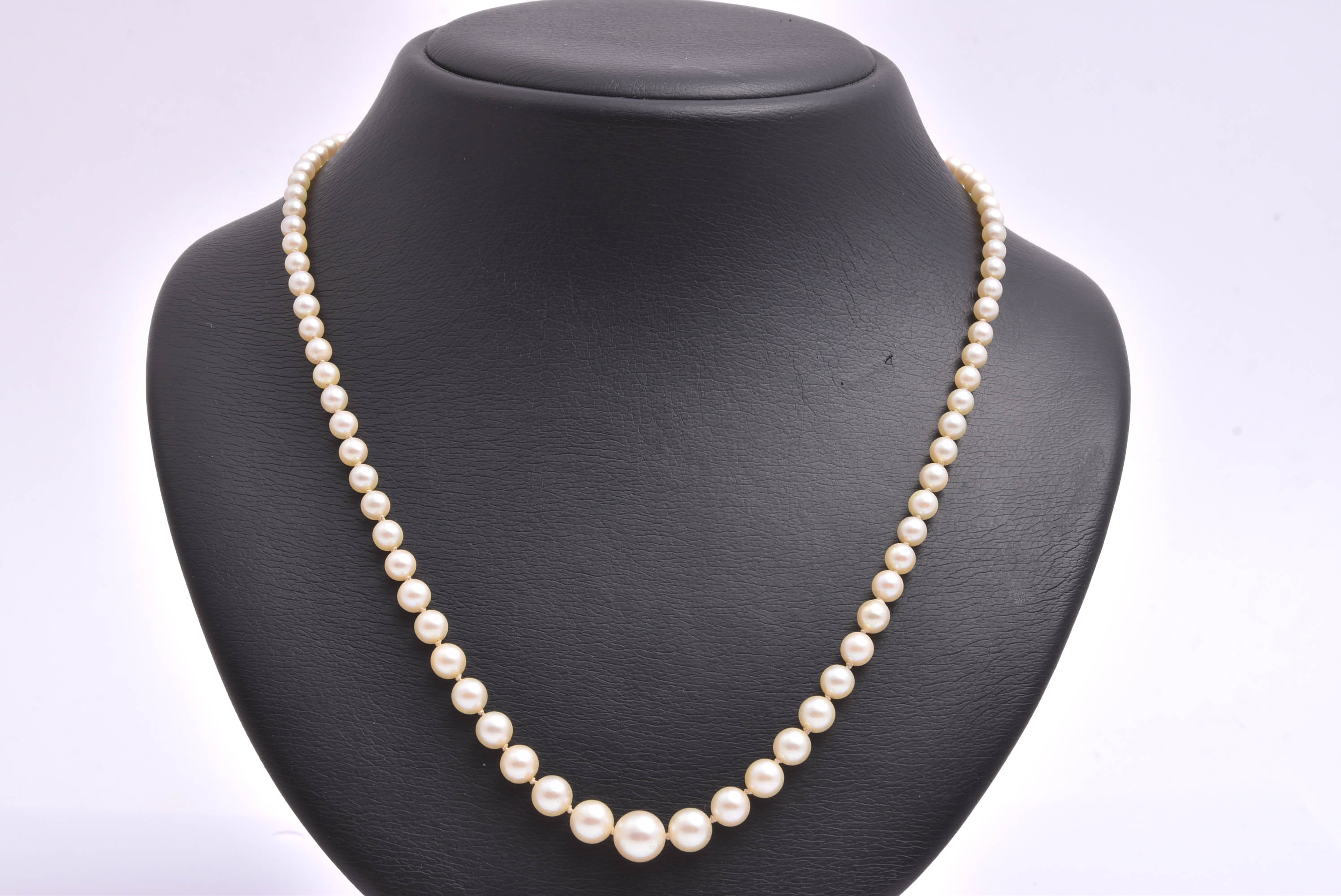 PÄRLCOLLIER 55CM, DOSERAT (3,0-7,5MM) M LÅS I RÖTT & VITT GULD M PÄRLA