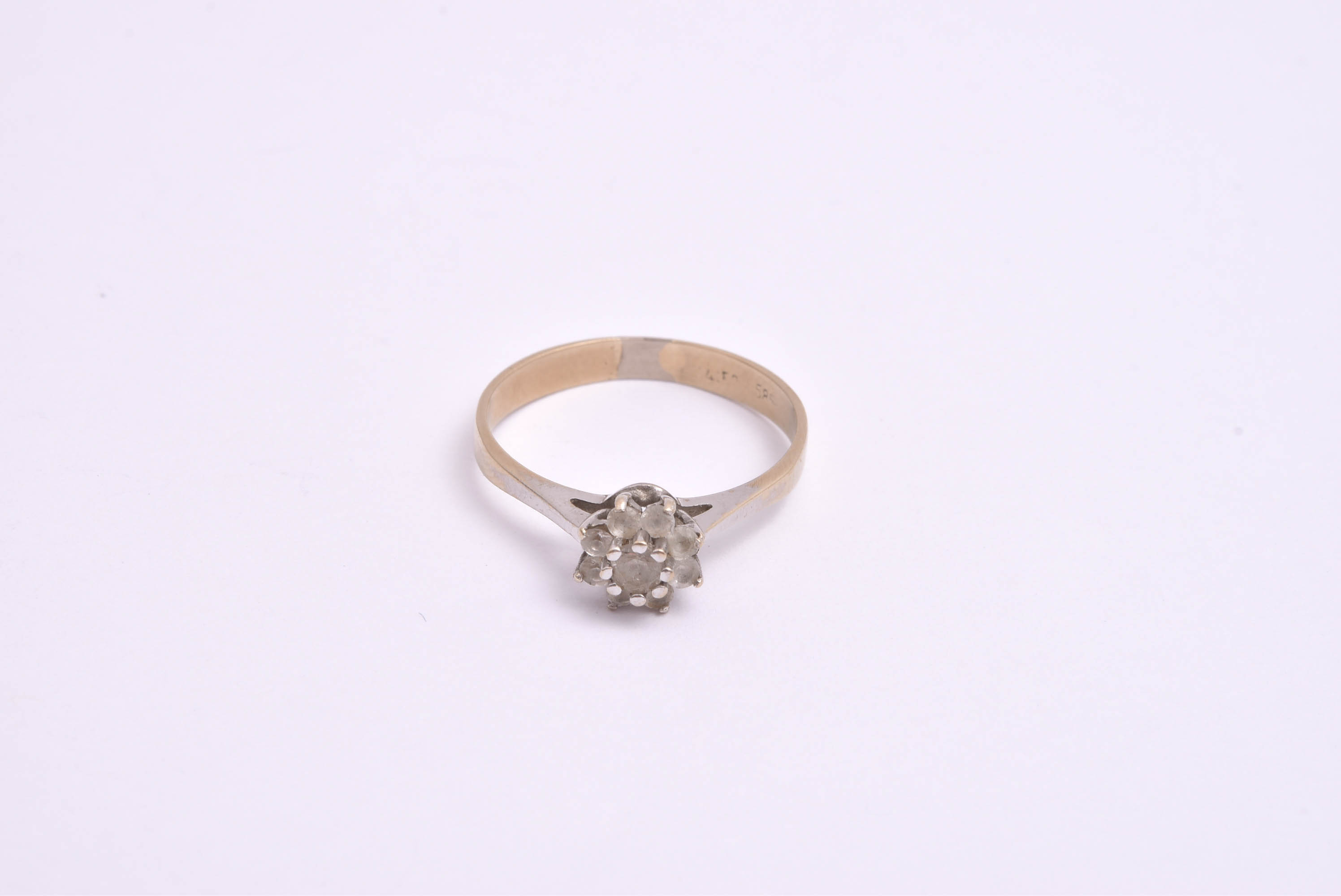 RING M VITA SYNTETISKA STENAR, 18MM (I BEHOV AV ATT RODIERAS OM)