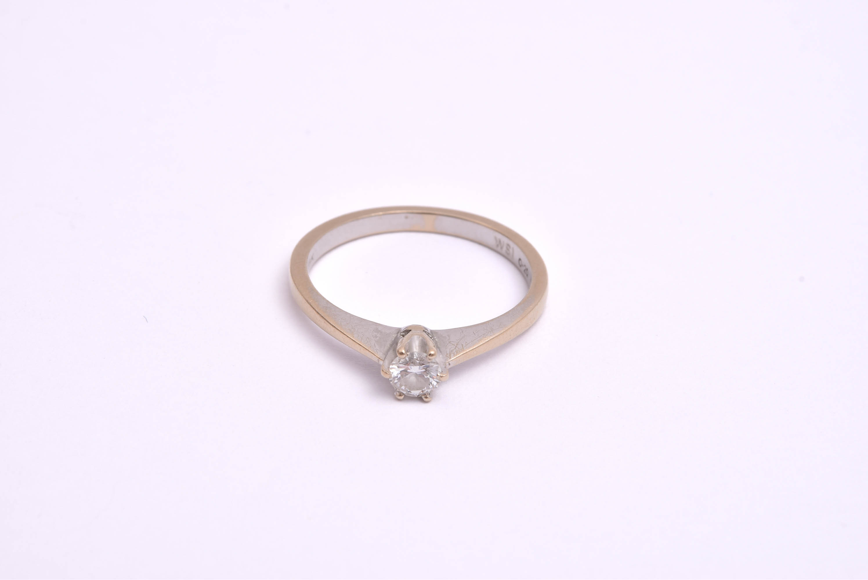RING VITGULD M BRILJANT-SLIPAD DIAMANT 0,20CT WESSELTON Si, 17MM (OBS!! GULDET I BEHOV AV ATT RODIERAS OM) TILLV. GULDFYND, REK. NYPRIS: 17498:-