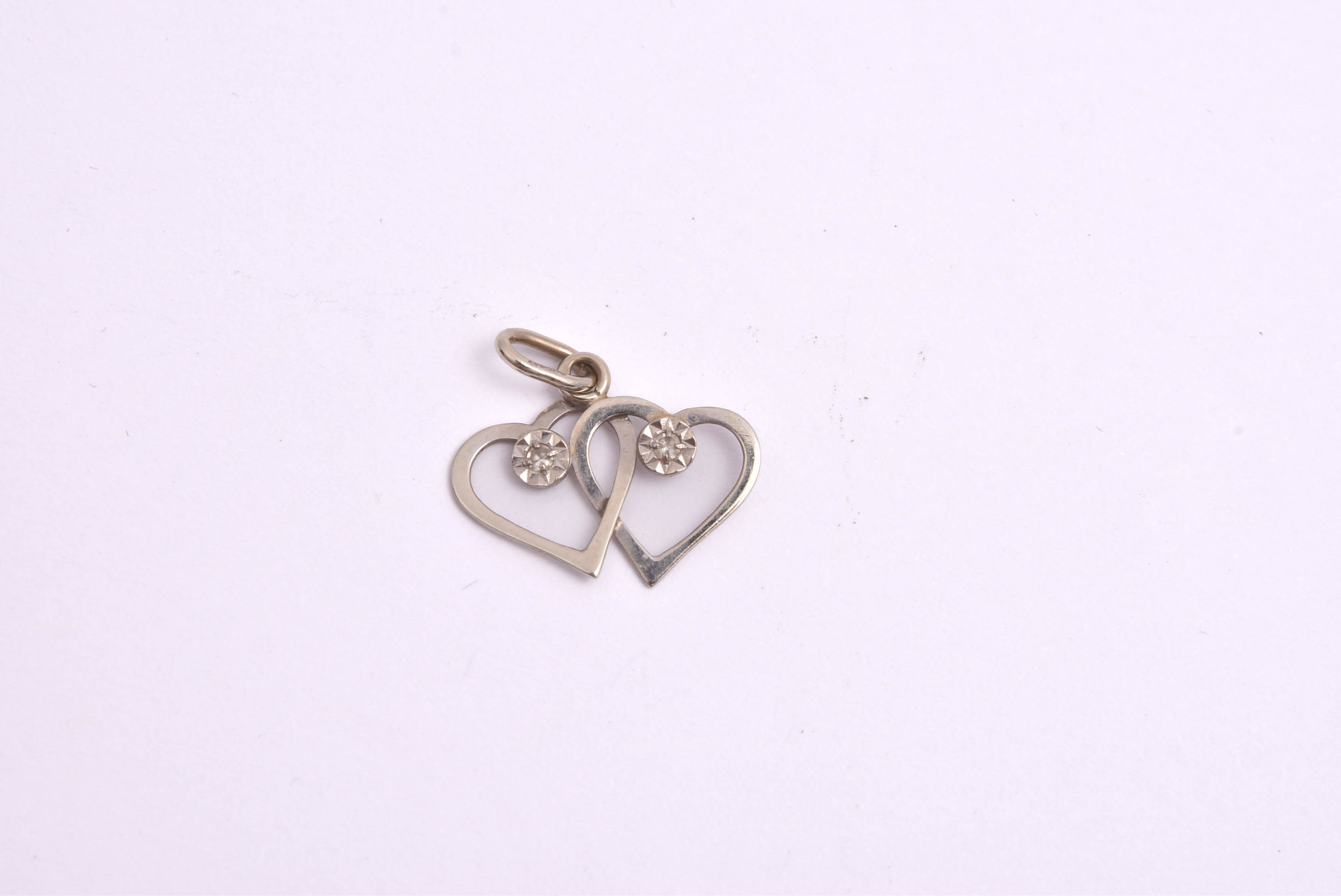 HÄNGE VITGULD HJÄRTAN M 2 ÅTTKANT-SLIPADE DIAMANTER, 1,6CM INKL ÖGLAN