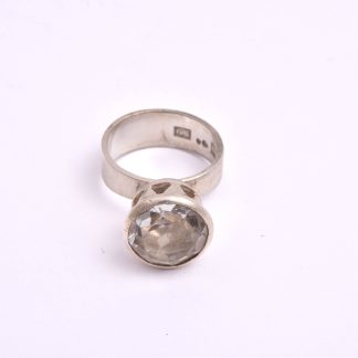 RING SILVER M VIT STEN (NGT SLITAGE PÅ FASETT-KANTER) 16MM, TILLV, BENGT HALLBERG, KÖPING 1968