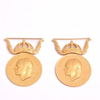2 FÖRTJÄNSTMEDALJER "FÖR NIT OCH REDLIGHET I RIKETS TJÄNST" CARL XVI GUSTAF, NAMNGRAVYRER PÅ BAKSIDAN, TILLV. SPORRONG, STOCKHOLM 1961-62 (MEDALJEN 23K. KRONAN 18K) TOTAL VIKT: 28,6G