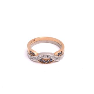 RING (RÖTT & VITT GULD) M 11 BRILJANT-SLIPADE DIAMANTER TOT. CA 0,22CT & 4 BLÅ SAFIRER, GRAVYR I SKENAN, 17,75MM, TILLV. STIG JOHANSSON, GÖTEBORG 1995