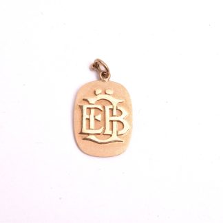 HÄNGE M MONOGRAM (EN LITEN BIT AV EN EXTRA ÖGLA HÄNGE PÅ ÖGLAN)