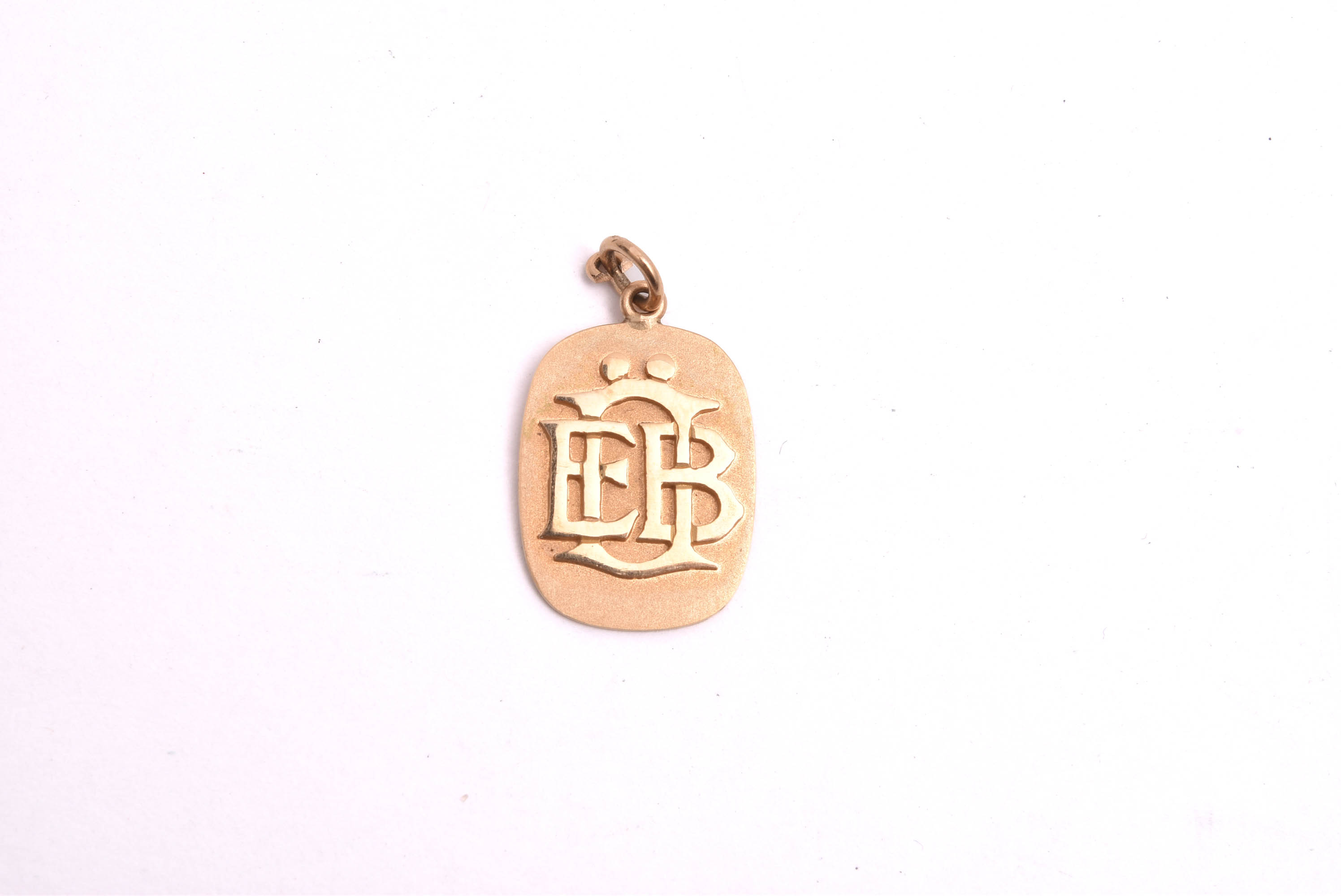 HÄNGE M MONOGRAM (EN LITEN BIT AV EN EXTRA ÖGLA HÄNGE PÅ ÖGLAN)