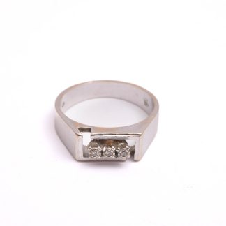 RING VITGULD M 3 ÅTTKANT-SLIPADE DIAMANTER TOT. 0,03CT, 16,5MM, SVENSK IMPORT-STÄMPEL (EVENTUELLT I BEHOV AV ATT RODIERAS OM)