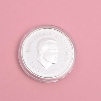 MYNT SILVER 200:- SVERIGE 2005, DAG HAMMARSKJÖLD 1905-2005 "VÅR VÄG ÄR GLÖD OCH ICKE ASKA" MED INFORMATIONSFOLDER I ORIG ETUI