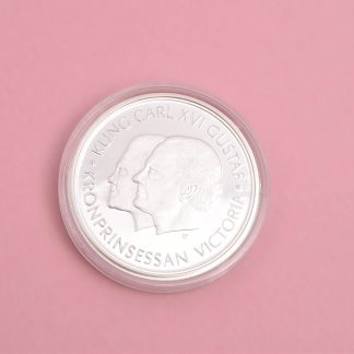 MYNT SILVER 200:- SVERIGE 1999 KUNG CARL XVI & KRONPRINSESSAN VICTORIA, MED INFORMATIONSFOLDER I ORIG ETUI