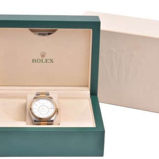 HERRUR: ROLEX SKY-DWELLER AUTOMATIC 42MM, 18K & STÅL, VIT URTAVLA, MODELL: 326933 MED CERT 2020 I ORIG ETUI I YTTER-LÅDA