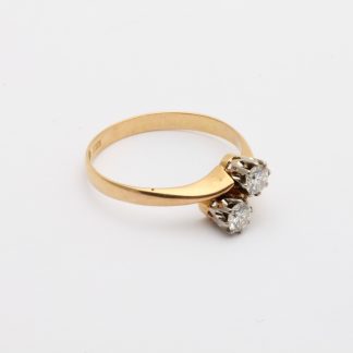 TVILLING-RING MED DIAMANTER TOT. CA: 0,50CT ø 20MM - TILLV. GÖTEBORG 1858 - OBS! SLITAGE OCH NAGG PÅ SKENAN, EN AV DIAMANTERNA ÄR NAGGAD