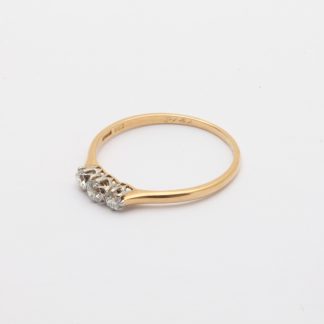 RING MED SKADADE DIAMANTER TOT. 0,24CT ENLIGT INSKRIPTION ø 20MM - TILLV. STOCKHOLM 1918 - OBS! GRAVYR I SKENAN