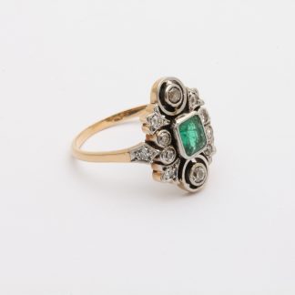 RING MED SKADAD SMARAGD OCH NAGGADE ROSENSTENAR ø 18,25MM - TOTALVIKT: