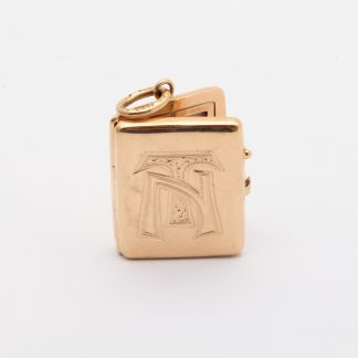HÄNGE MEDALJONG MED MONOGRAM OCH PLASTDETALJER, ÖPPNINGSBAR, 31x19MM - TILLV. SVERIGE - TOTALVIKT: