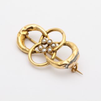 DEFEKT SMYCKE: BROSCH MED ODLADE PÄRLOR, DELVIS I 18K GULD, NÅL OCH LAGNINGAR I METALL, 40x25MM - TOTALVIKT: