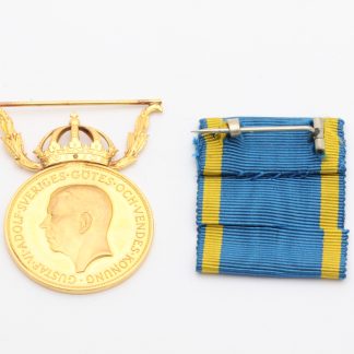 MEDALJ / MYNT FÖR NIT OCH REDLIGHET I RIKETS TJÄNST ø 27,5MM - 23K GULD I MYNTET OCH 18K GULD I FÄSTET - TILLV. KUNGLIGA MYNT OCH JUSTERINGSVERKET I STOCKHOLM 1960 - OBS! GRAVYR PÅ BAKSIDAN - TOTALVIKT: