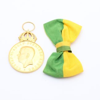 GULDMEDALJ / MYNT AF KUNGLIGA PATRIOTISKA SÄLLSKAPET, 23K GULD I MYNTET OCH 18K GULD I FÄSTET - TILLV. KUNGLIGA MYNT OCH JUSTERINGSVERKET I STOCKHOLM 1952 - OBS! GRAVYR PÅ BAKSIDAN - TOTALVIKT: