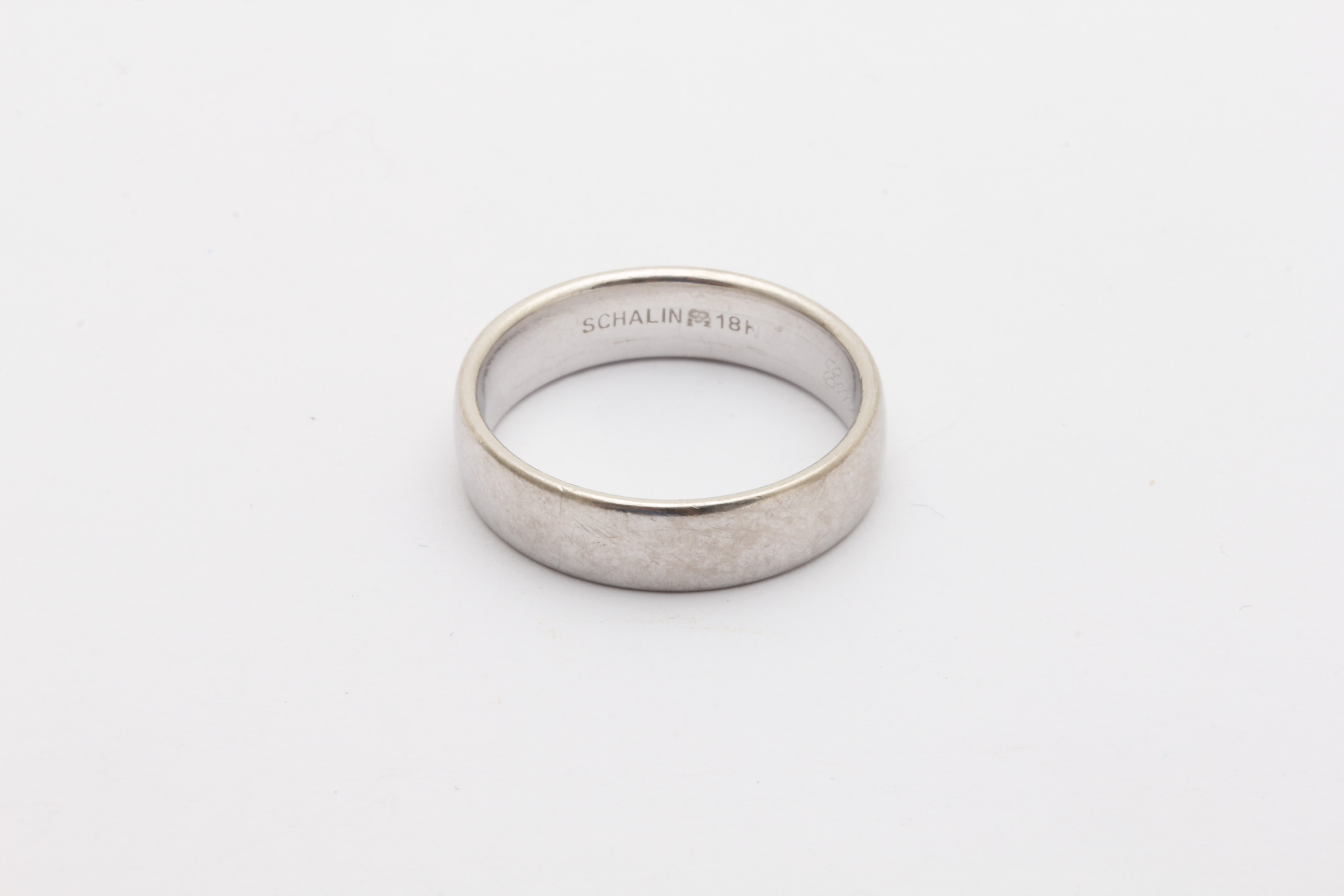 SLÄT RING I VITGULD MED GRAVYR ø 20,25MM – TILLV. SCHALINS