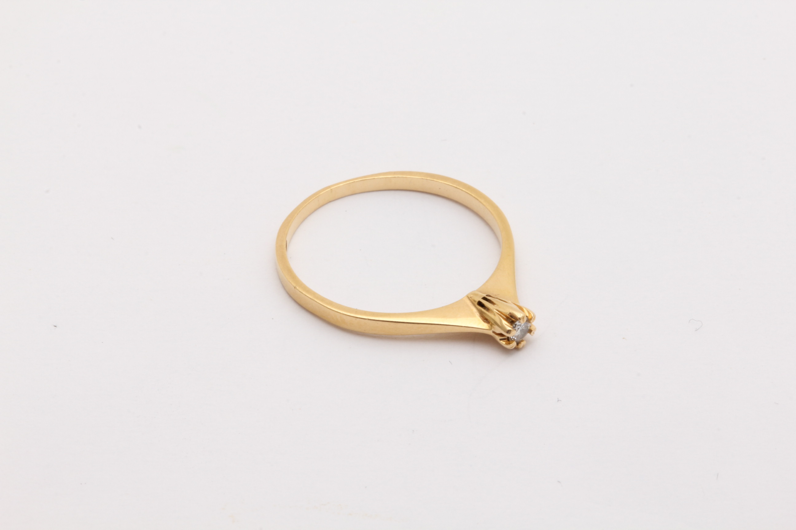 RING MED DIAMANT 0,04CT ENLIGT INSKRIPTION ø 16MM – TILLV. SVERIGE 1991