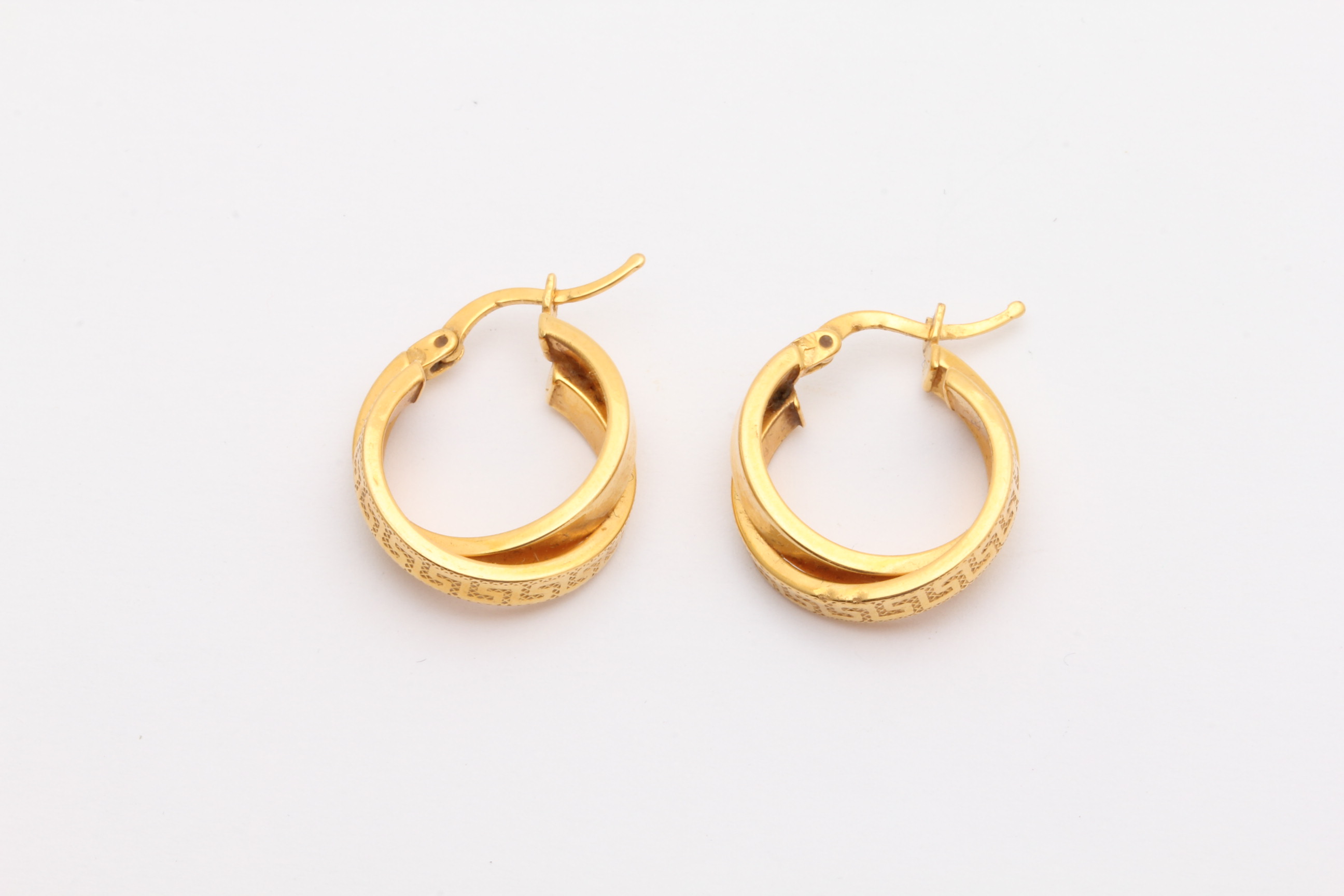 PAR ÖRHÄNGEN MED MEANDERMÖNSTER 22x18MM – OBS! LITEN BUCKLA PÅ ETT AV ÖRHÄNGENA, SYNS KNAPPT!