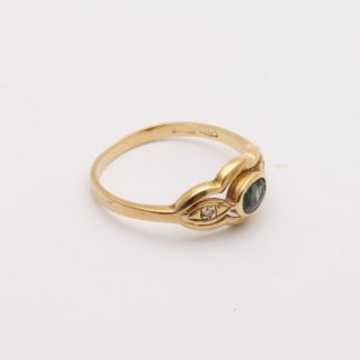 RING MED BEHANDLAD SAFIR OCH DIAMANTER TOT. CA. 0,01CT ø 16,5MM - TILLV. ITALIEN - OBS! BUCKLIG SKENA OCH SMÅ NAGG