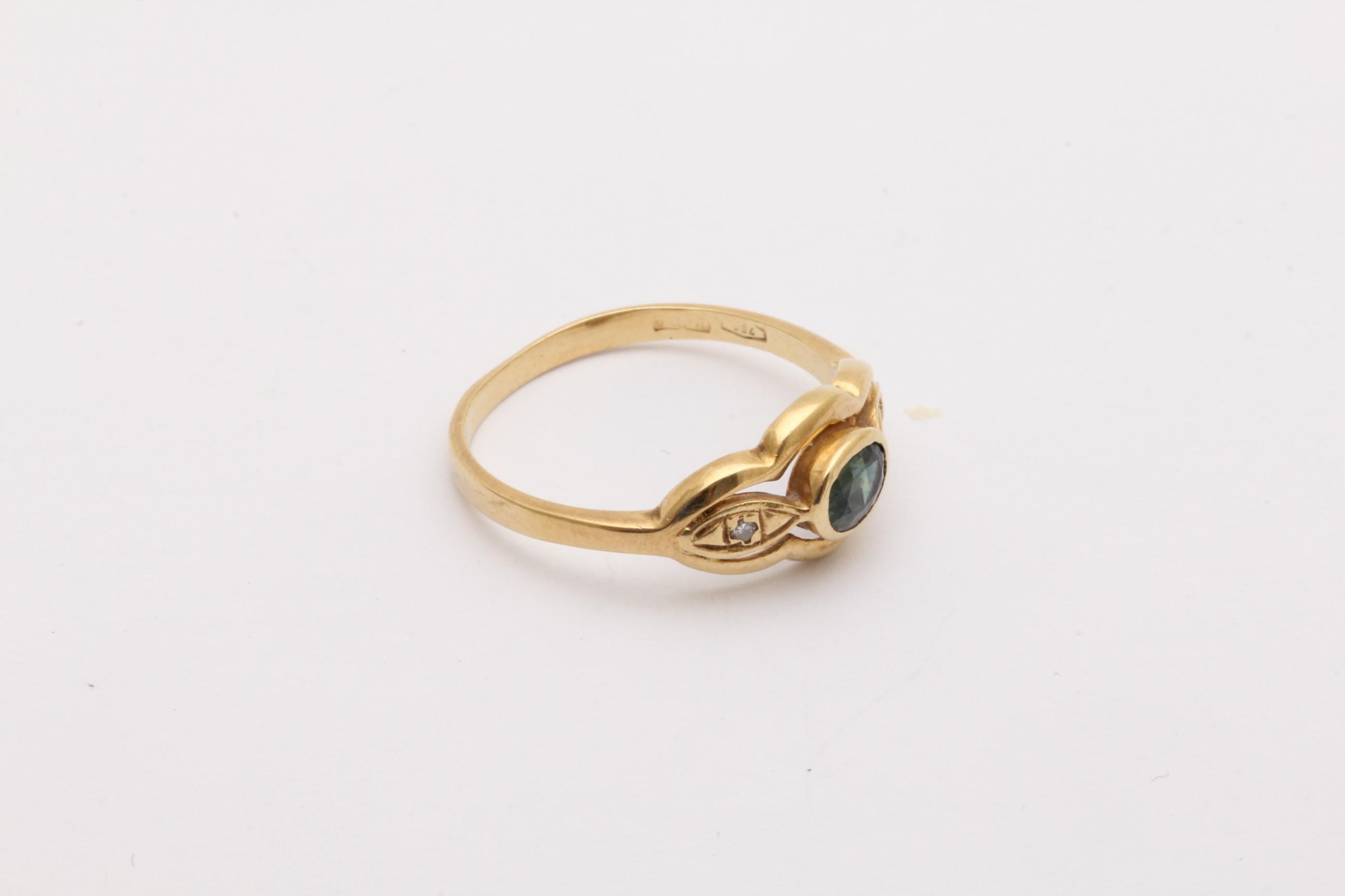 RING MED BEHANDLAD SAFIR OCH DIAMANTER TOT. CA. 0,01CT ø 16,5MM – TILLV. ITALIEN – OBS! BUCKLIG SKENA OCH SMÅ NAGG
