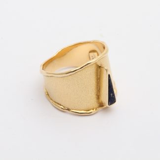 RING I FROSTAD OCH VÅGIG DESIGN MED BLÅ NATURSTEN ø 18MM, BREDD: 17MM - TOTALVIKT: