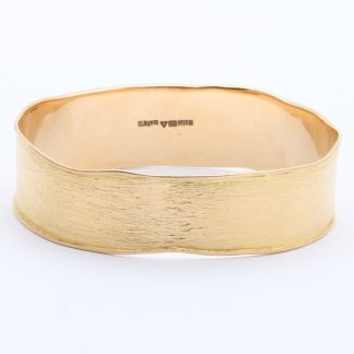 ARMRING I FROSTAD OCH VÅGIG DESIGN, ø 7x6MM, BREDD: 21MM - TILLV. LEIF CARLSSON GULDSMIDE I MÖLNDAL ÅR 2004