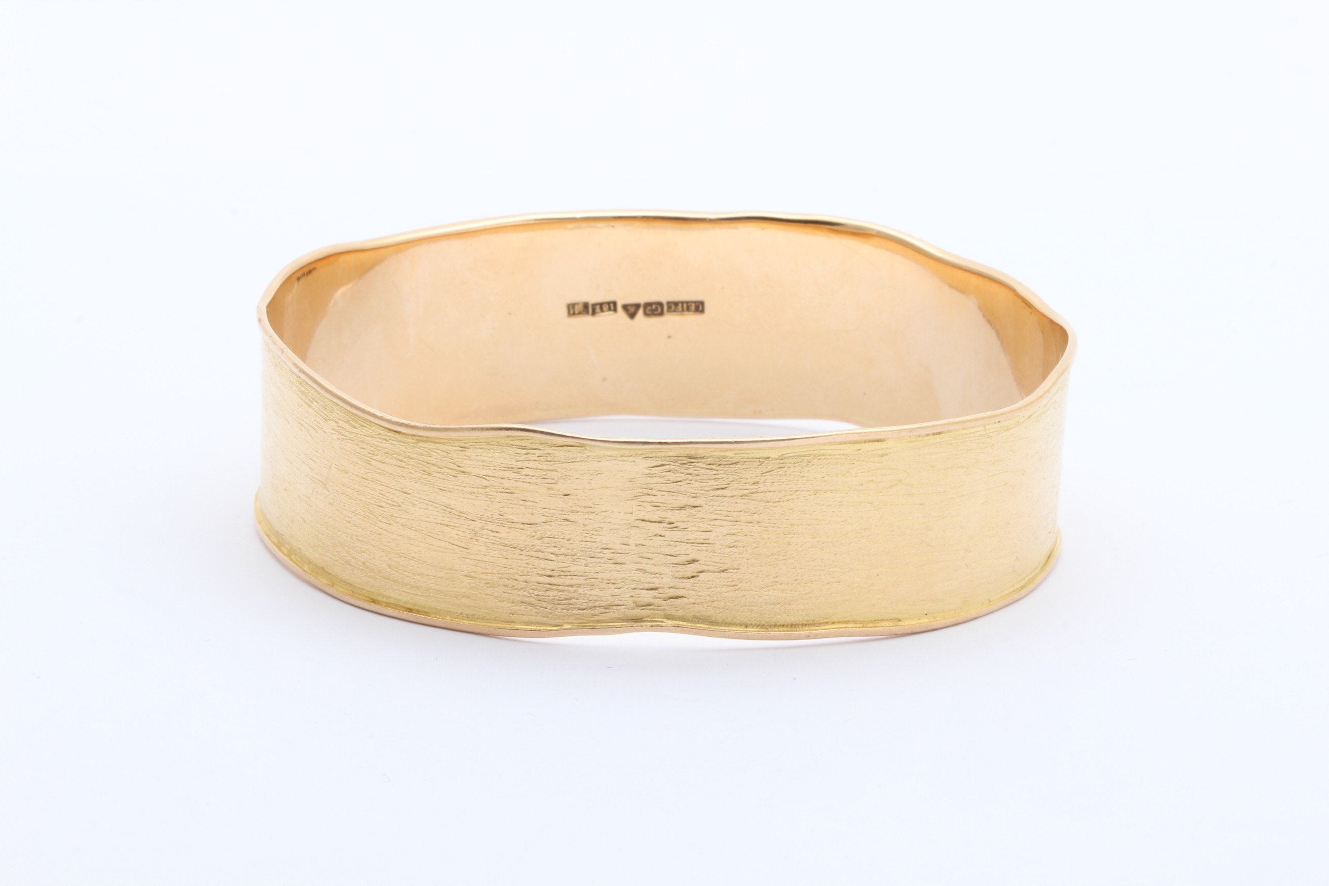 ARMRING I FROSTAD OCH VÅGIG DESIGN, ø 7x6MM, BREDD: 21MM – TILLV. LEIF CARLSSON GULDSMIDE I MÖLNDAL ÅR 2004