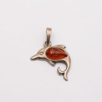 HÄNGE DELFIN MED BEHANDLAD BÄRNSTEN 29x18MM - TOTALVIKT: