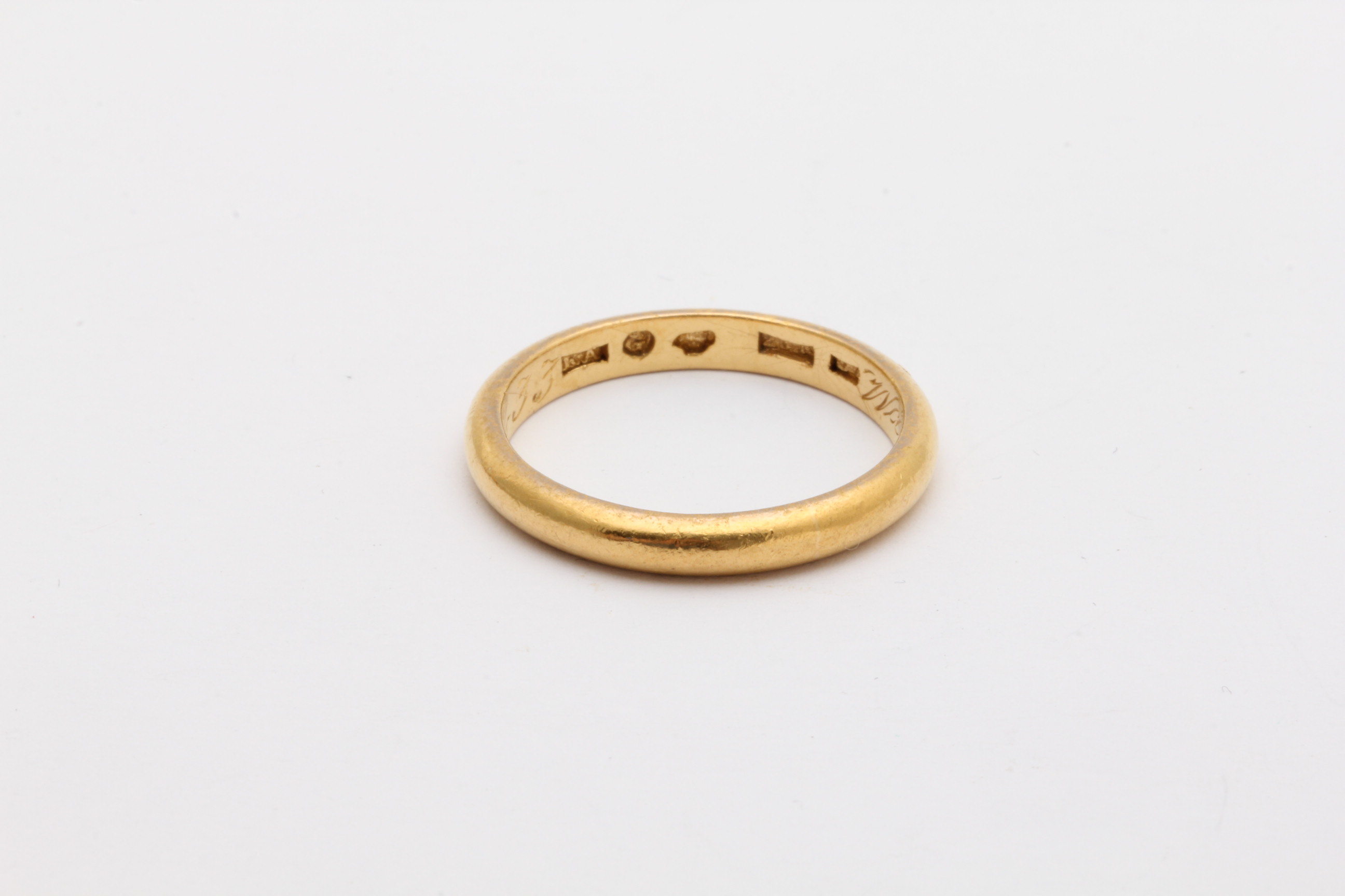 SLÄT RING MED GRAVYR ø 19,5MM – TILLV. SVERIGE – OBS! NÅGOT REPIG!
