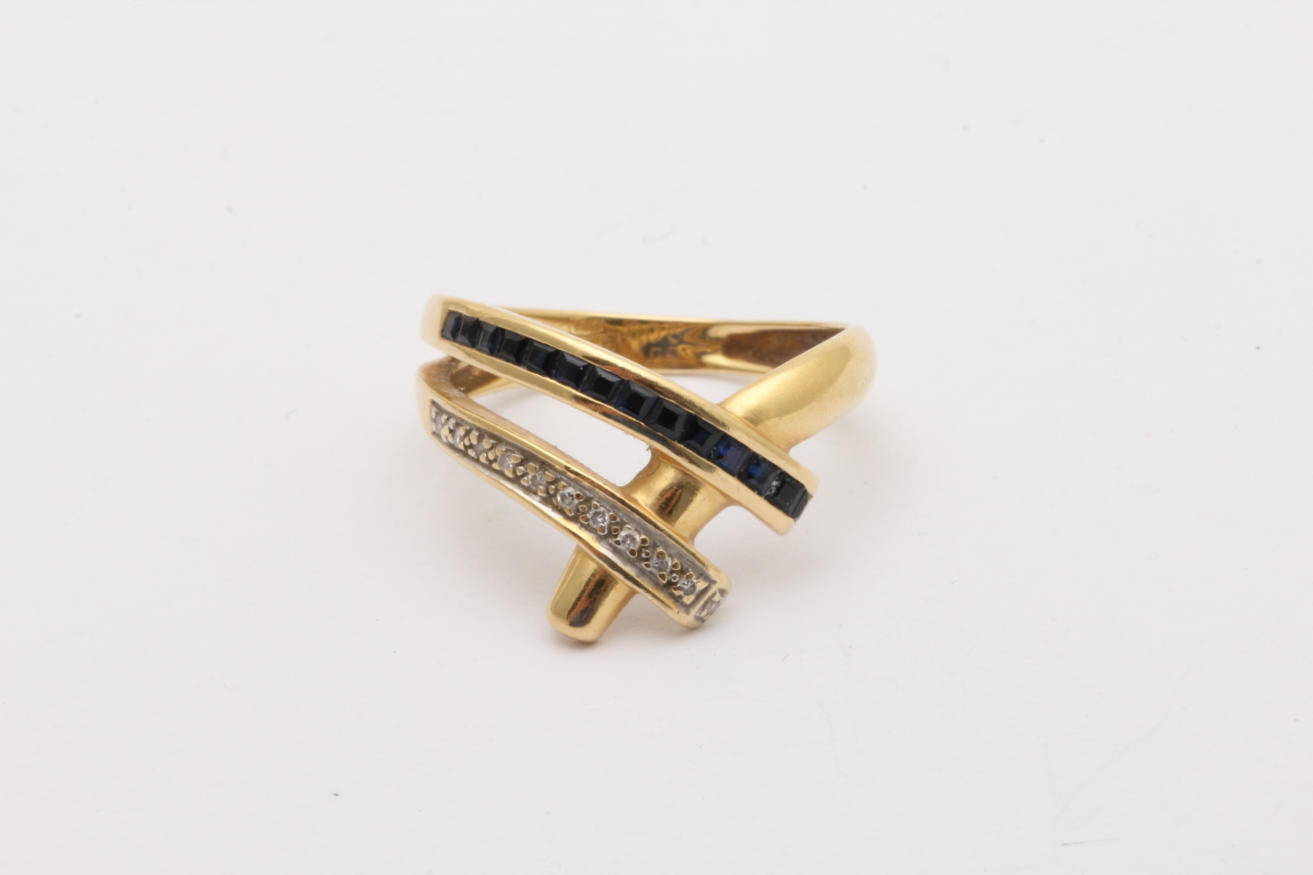 RING MED SAFIRER TOT. 0,55CT & DIAMANTER TOT. 0,06CT, ø 17,75MM – TILLV. GULD CARLSÉN I SUNDSVALL