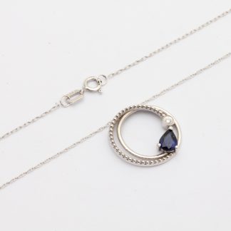 HALSSMYCKE VITGULD MED DIAMANT 0,01CT & SAFIR 0,33CT 42CM