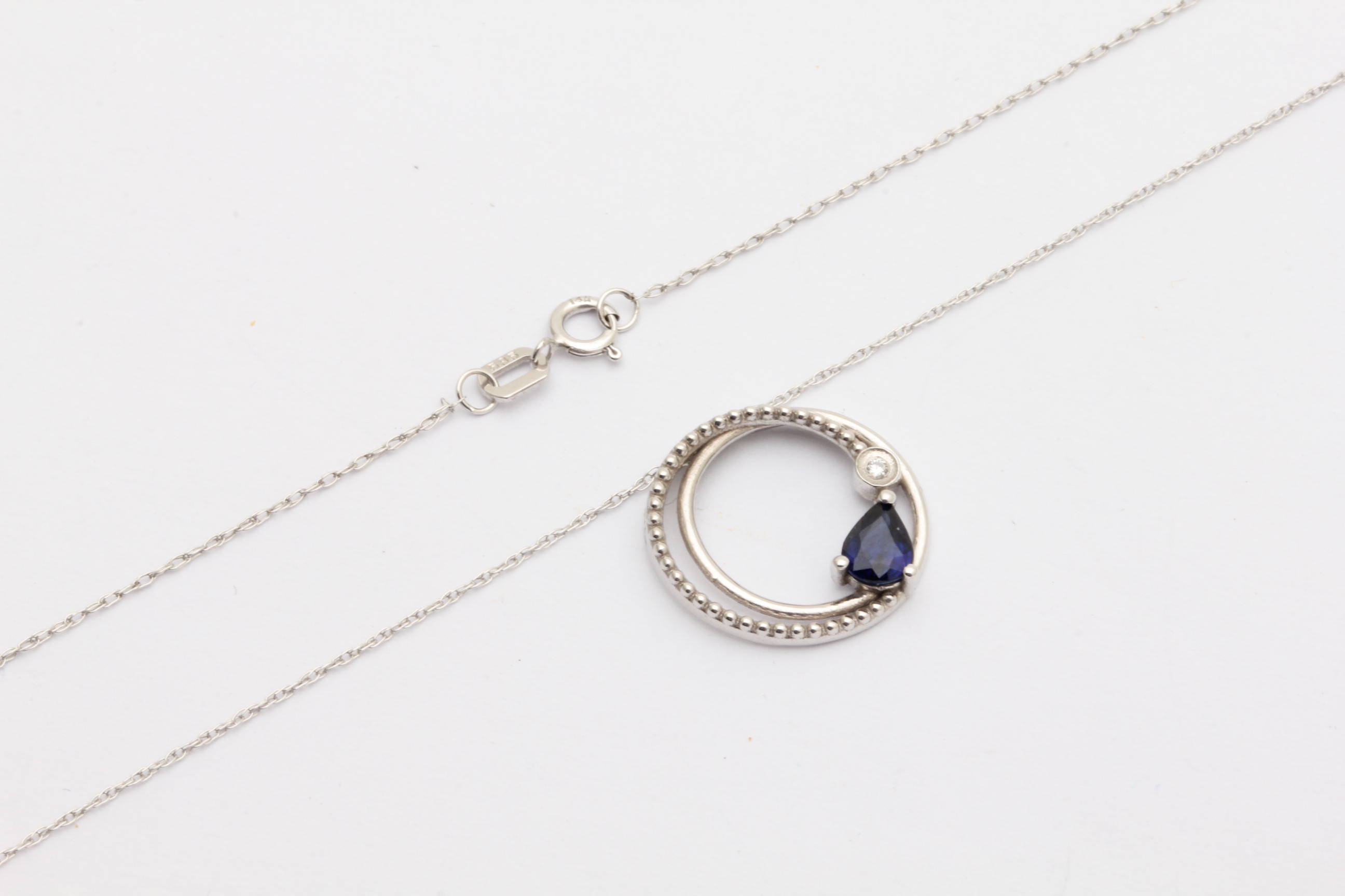 HALSSMYCKE VITGULD MED DIAMANT 0,01CT & SAFIR 0,33CT 42CM