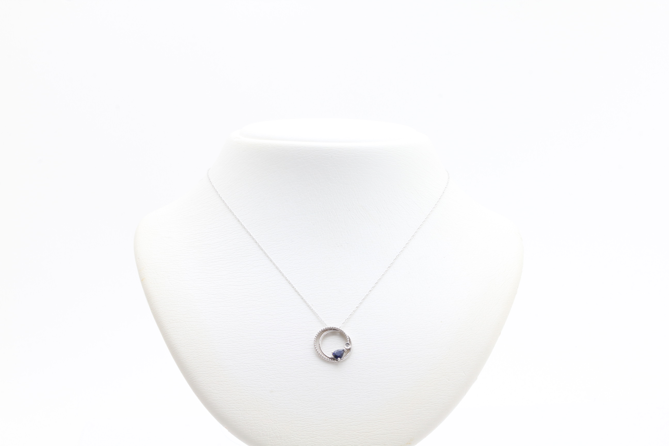 HALSSMYCKE VITGULD MED DIAMANT 0,01CT & SAFIR 0,33CT 42CM - Bild 2