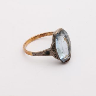 DEFEKT RING MED BLÅ PRYDNADSSTEN INNEFATTAD I SILVER, 18K GULD I SKENAN, GRAVYR - TOTALVIKT: