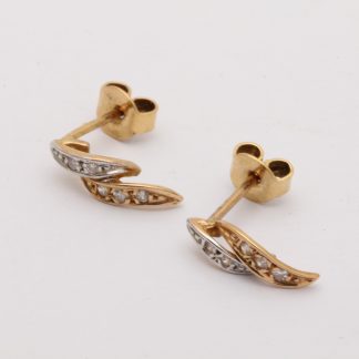 PAR ÖRHÄNGEN I RÖD OCH VITGULD MED DIAMANTER TOT. CA: 0,10CT 13x5MM - TILLV. SVERIGE