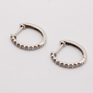 PAR ÖRHÄNGEN I VITGULD MED DIAMANTER TOT. CA: 0,18CT, 12x11,5MM