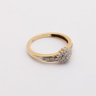 RING MED DIAMANTER TOT. CA: 0,30CT ø 16MM - TILLV. GULDFYNDGRUPPEN - OBS! GRAVYR I SKENAN