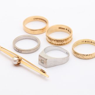 INVESTERINGSGULD / DEFEKTA SMYCKEN MED NAGGADE DIAMANTER, PÄRLA OCH GRAVYRER - TOTALVIKT: