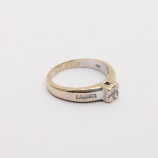 RING I VITRODIERAT RÖDGULD MED DIAMANTER TOT. CA: 0,10CT ø 15,75MM - TILLV. GULDFYNDGRUPPEN - OBS! GRAVYR, BEHÖVER RODIERAS OM, NAGGADE DIAMANTER, OCH OJÄMN SKENA
