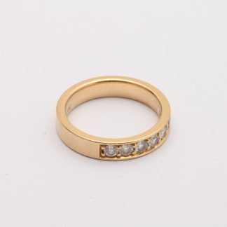 ALLIANSRING MED 7 DIAMANTER TOT. 0,49CT WESSELTON VS ø 16,25MM - TILLV. SCHALINS - I ORIGINAL ETUI MED CERTIFIKAT FRÅN SCHALINS FRÅN 2019 - OBS! GRAVYR I SKENAN