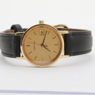 DEFEKT DAMUR CERTINA ø 24MM, DATUM, QUARTZ MED LÄDERBAND - OBS! GRAVYR PÅ BAKSIDAN - 18K GULD I BOETTEN - TOTALVIKT: