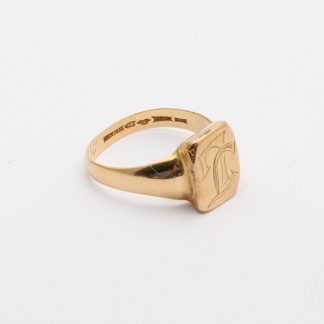 INVESTERINGSGULD / DEFEKT KLACKRING MED GRAVYR OCH MONOGRAM
