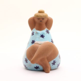 FIGURIN I KERAMIK " EMMA" SIGNERAD LISA LARSSON, UR SERIEN ABC FLICKORNA, HÖJD CA: 17CM - VIKT: 523G