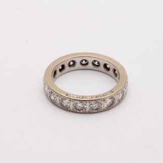 ALLIANSRING / ETERNITY RING I VITGULD MED NATURLIGA DIAMANTER TOT. 2,55CT ENLIGT INSKRIPTION ø 17MM - TILLV. GÖTEBORG 1985