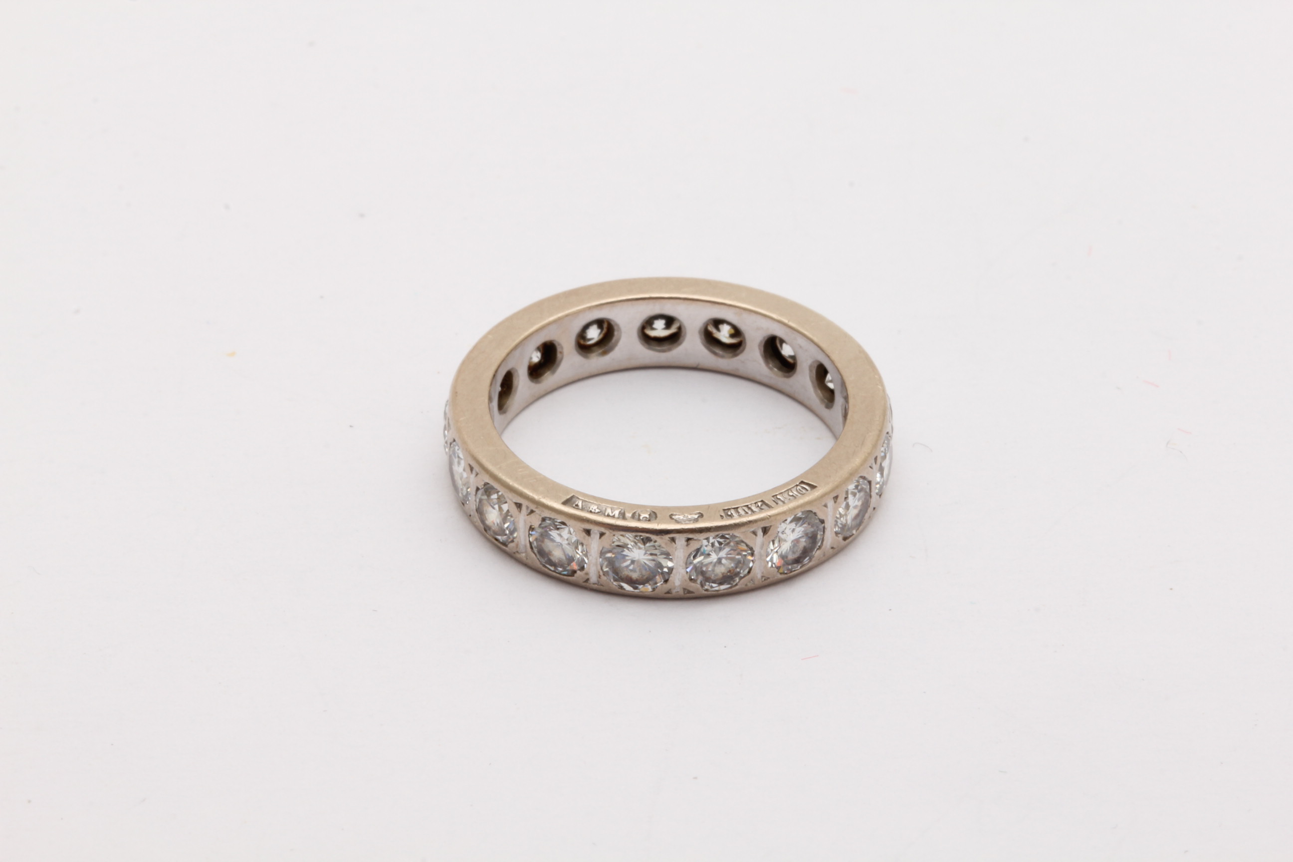 ALLIANSRING / ETERNITY RING I VITGULD MED NATURLIGA DIAMANTER TOT. 2,55CT ENLIGT INSKRIPTION ø 17MM – TILLV. GÖTEBORG 1985