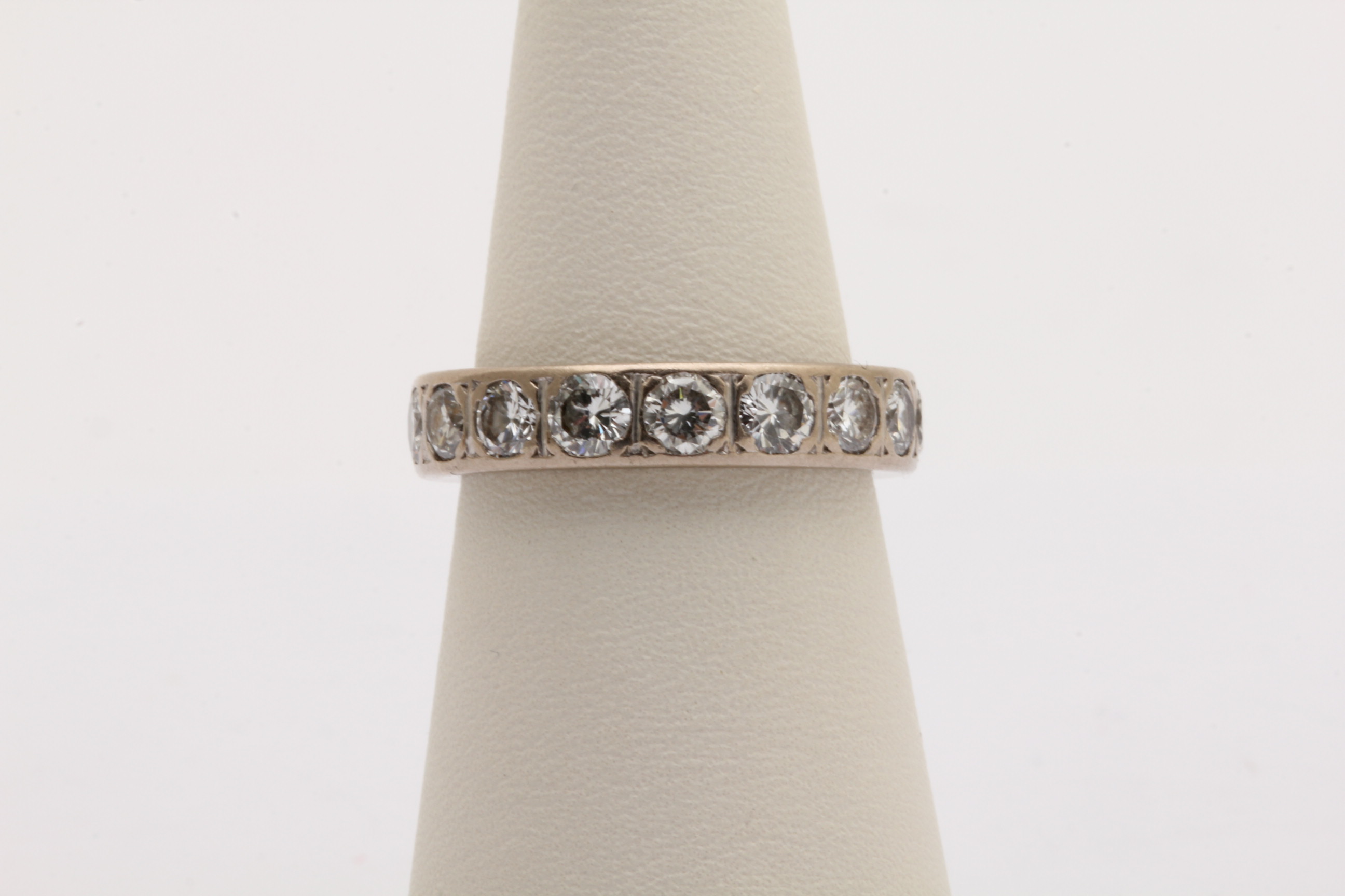 ALLIANSRING / ETERNITY RING I VITGULD MED NATURLIGA DIAMANTER TOT. 2,55CT ENLIGT INSKRIPTION ø 17MM – TILLV. GÖTEBORG 1985 - Bild 2