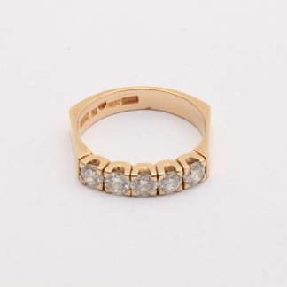 ALLIANSRING MED 5 DIAMANTER TOT. CA: 1,0CT, ø 18MM - TILLV. SVERIGE - OBS! EN STEN ÄR SKADAD